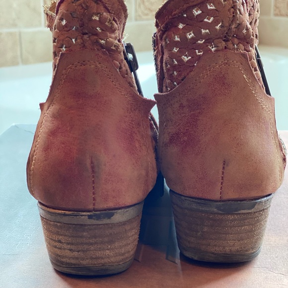 Boots - Picture 3 of 6